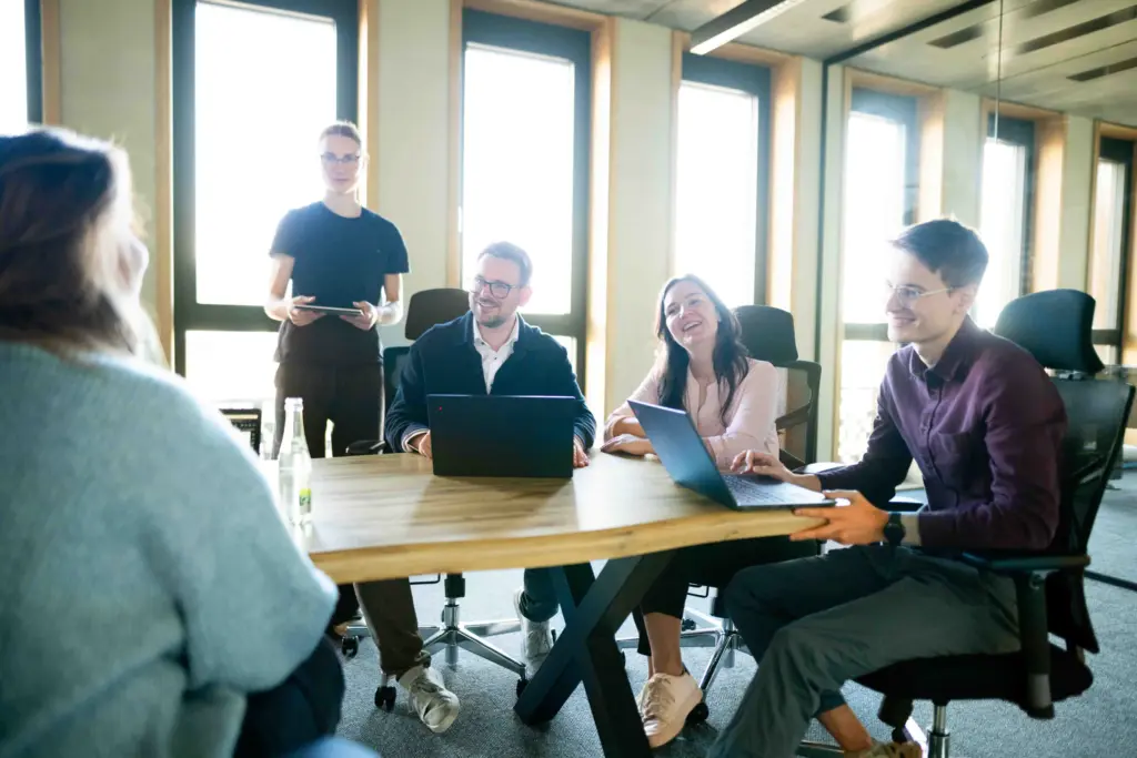 Foto aus dem Büro der RAUSCH Technology GmbH in Würzburg, auf dem Sven Rausch, Lisa Grummet, Daniel Wilhelm und Marja Wahl bei einer Besprechung zu sehen sind.