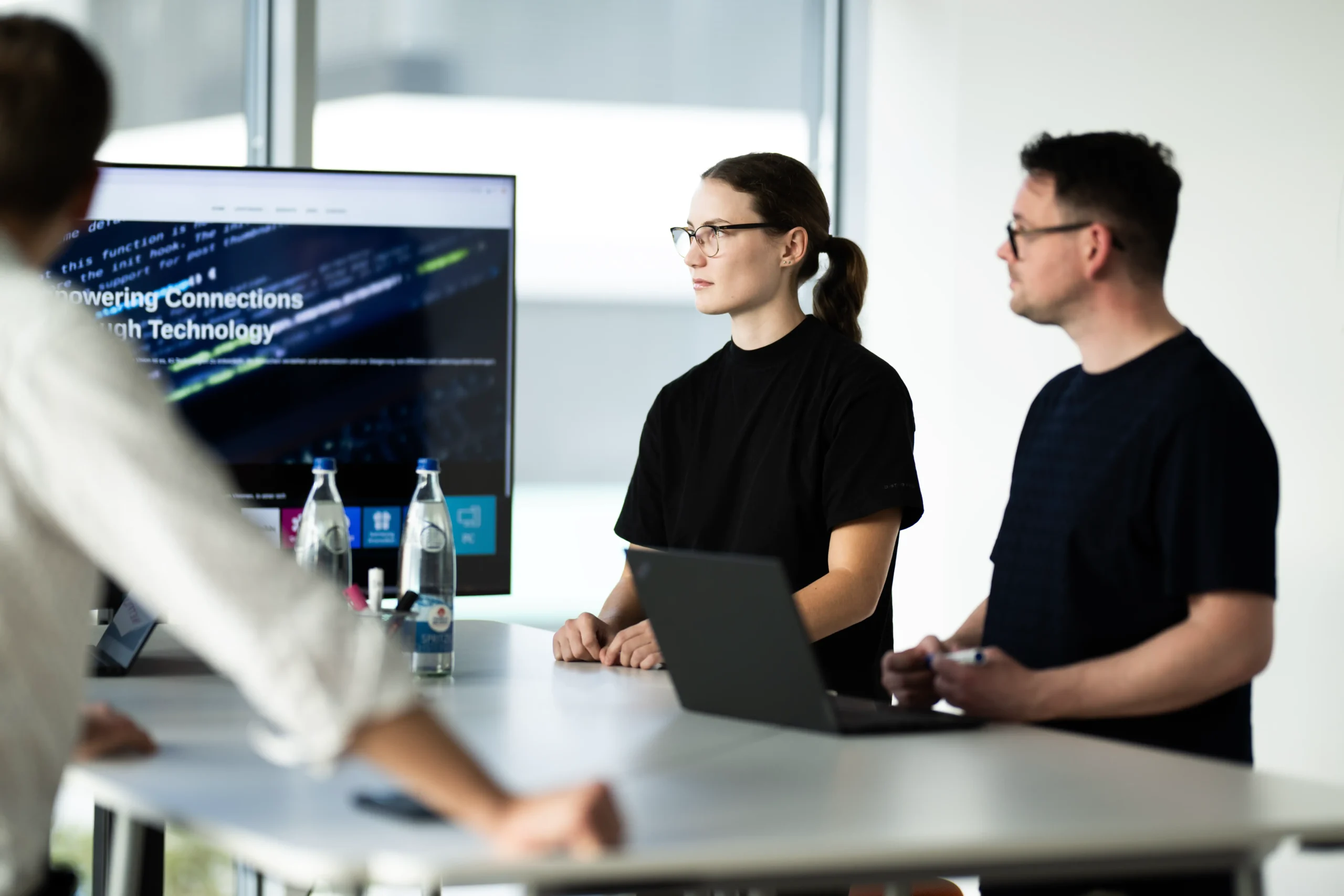 Foto aus dem Büro der RAUSCH Technology GmbH in Würzburg, auf dem Marja Wahl und Sven Rausch bei einer Besprechung zu sehen sind.