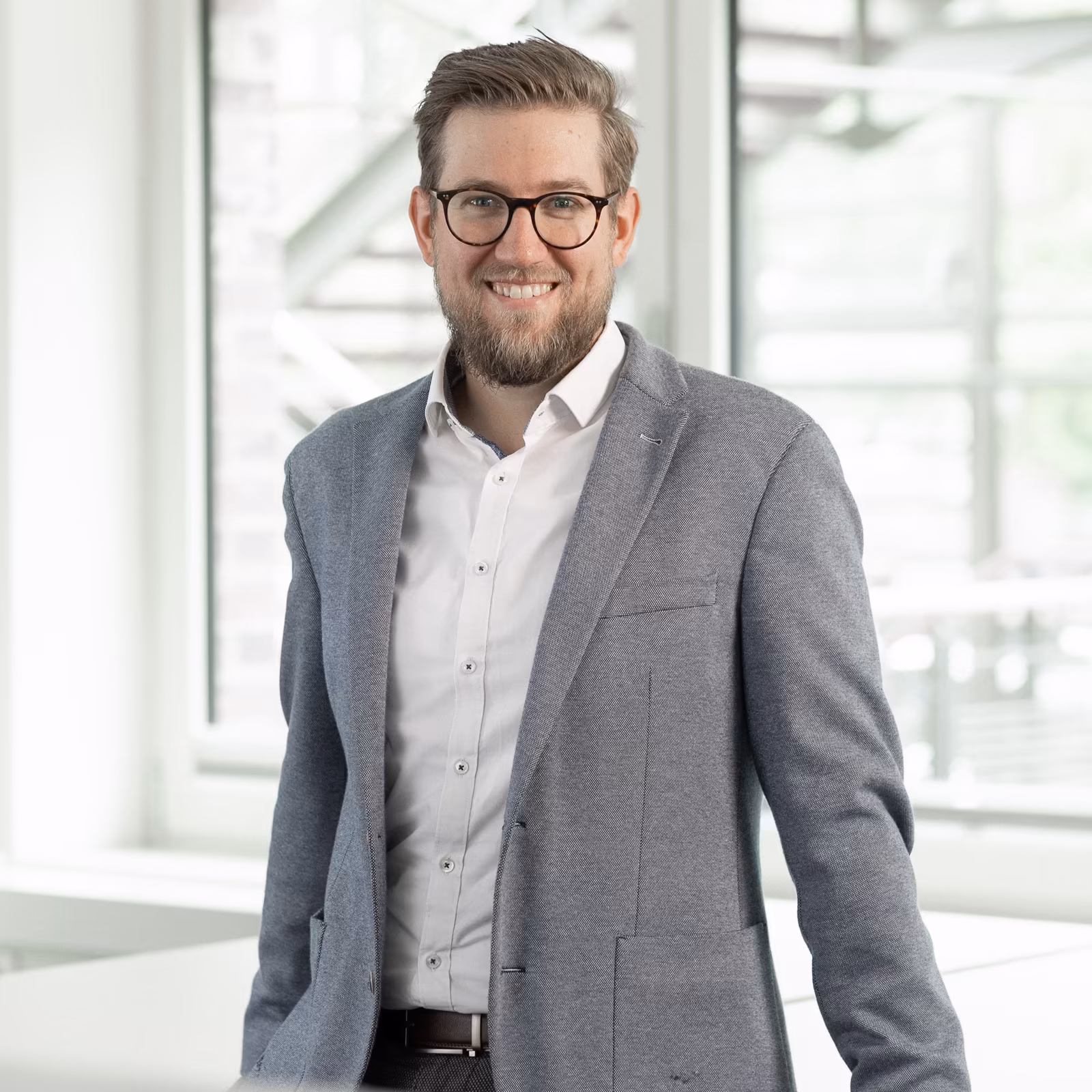 Portraitfoto von Tim Storbeck zur Projektvorstellung zwischen der Stadtwerke Norderstedt GmbH und der RAUSCH Technology GmbH in Würzburg